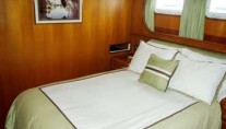 Yia Sou - Guest Queen Cabin